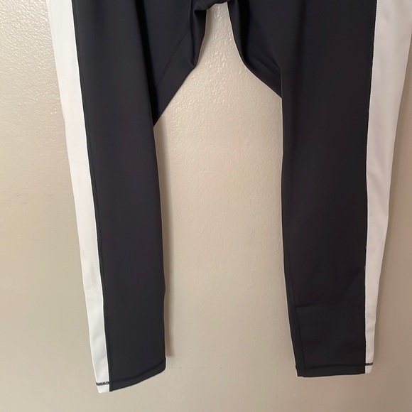 NWT Daily Thread Black/ White Workout Legging. Large - Picture 3 of 7
